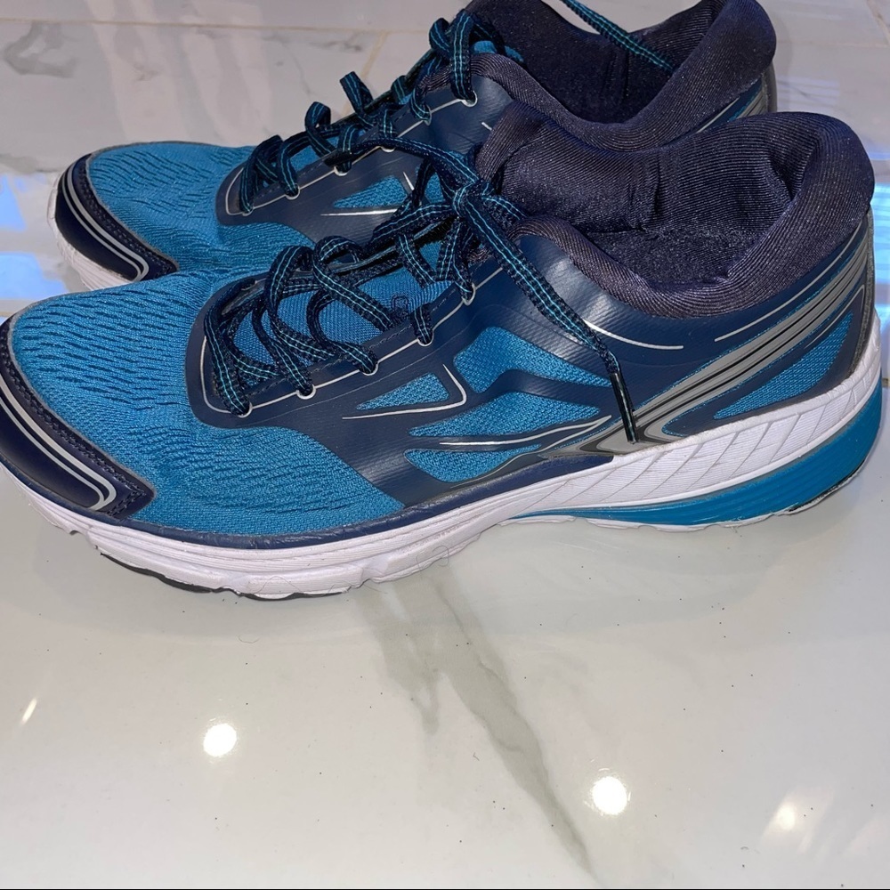 Avia blue running sneakers